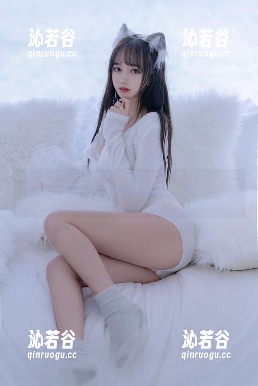 泳池边的阳光与短裙，全套原图大揭秘，过期米线线的夏日魔法！