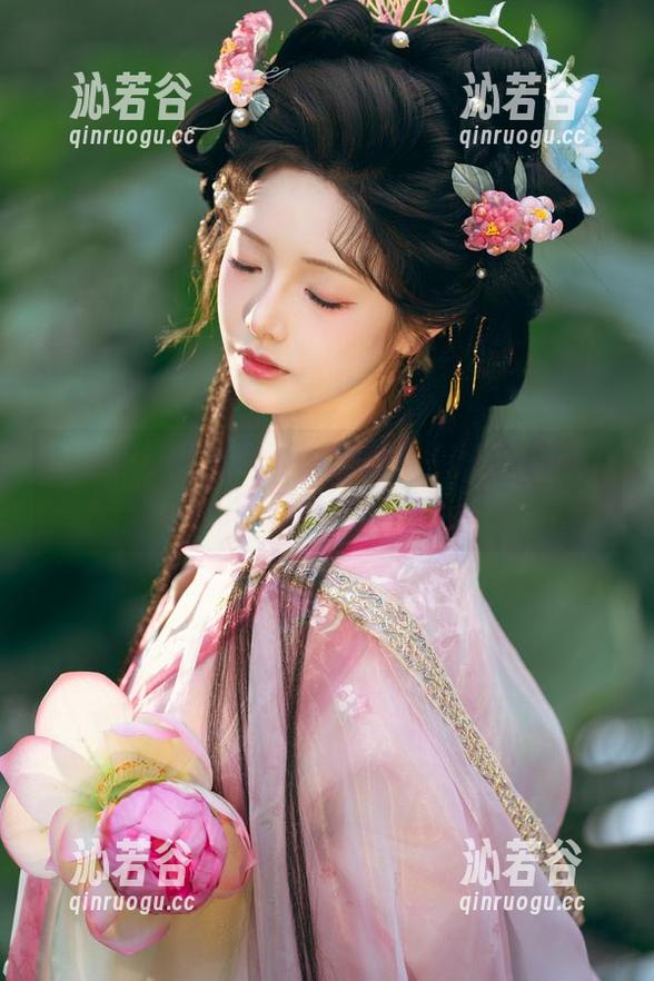 在线感受雯妹不讲道理和服：原图展现了当和服遇到人间烟火。
