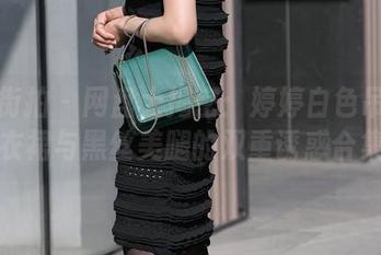 魔镜街拍 – 网盘大揭密：婷婷白色吊带连衣裙与黑丝美腿的双重诱惑合集