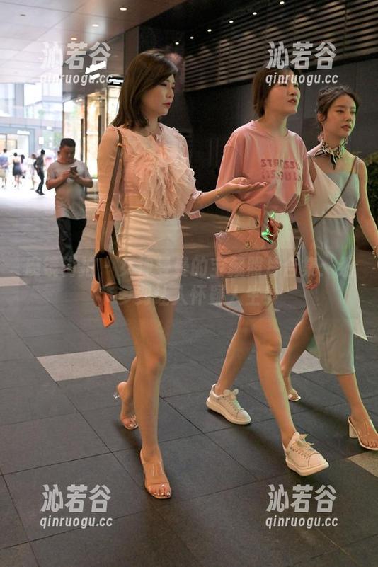 魔镜街拍 - 女神曼曼的宝藏照片合集：细节多到让人怀疑人生！
