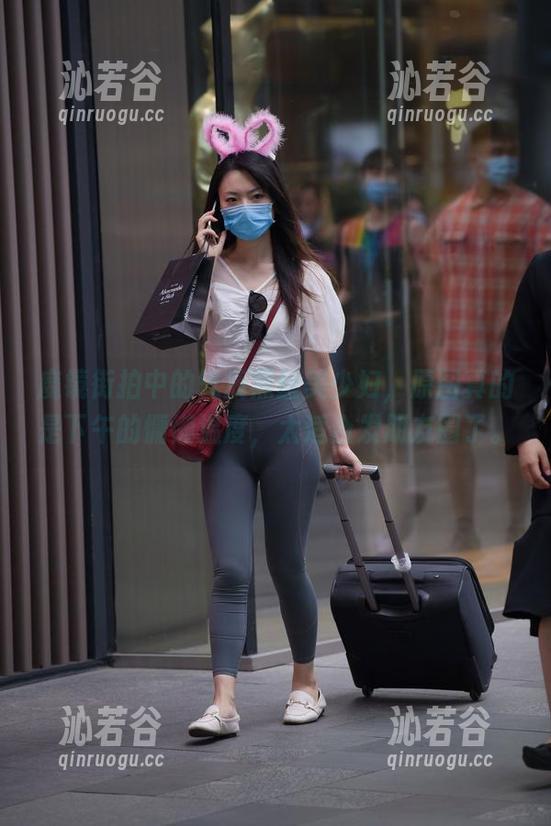 魔镜街拍中的气质黑丝美少妇，原图真的是下午的慵懒温度，太适合发朋友圈了。
