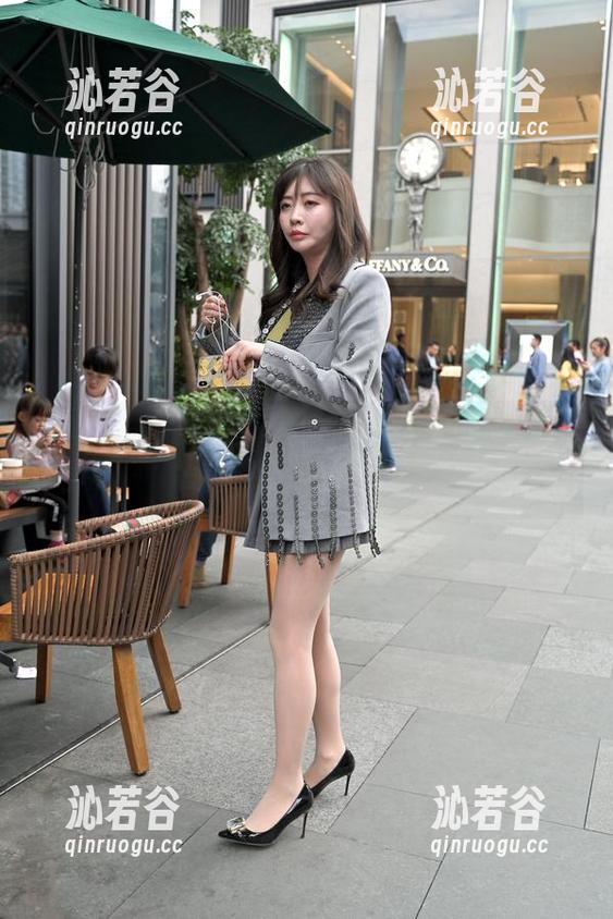魔镜街拍：[摄霸]西装高跟百褶裙的终极版，让你瞬间拥有超模气场，下载走起！