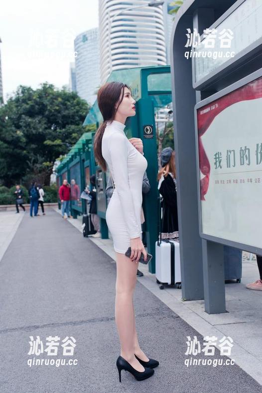 魔镜街拍：黑色丝袜职业装女郎，绝对是你网盘的必备“艺术品”
