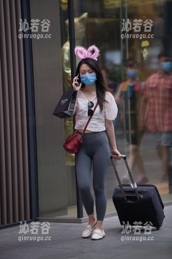 在线图集：连体衣与魔镜街拍的奇妙邂逅，真是太好看了！